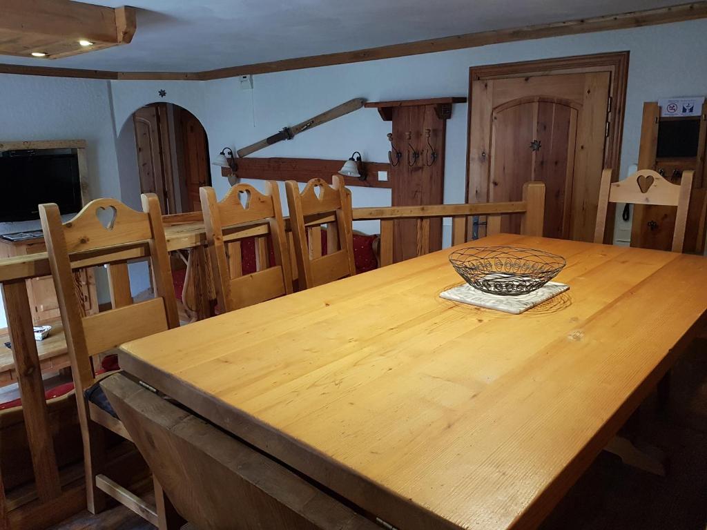 TV a/nebo společenská místnost v ubytování Chalet l'Avalin