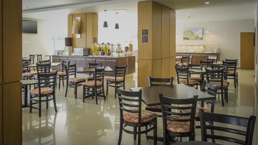 Restaurace v ubytování Staybridge Suites Guadalajara Expo by IHG