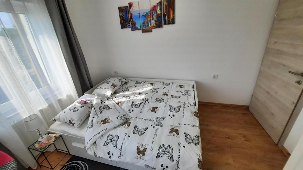 Łóżko lub łóżka w pokoju w obiekcie Apartman Ela