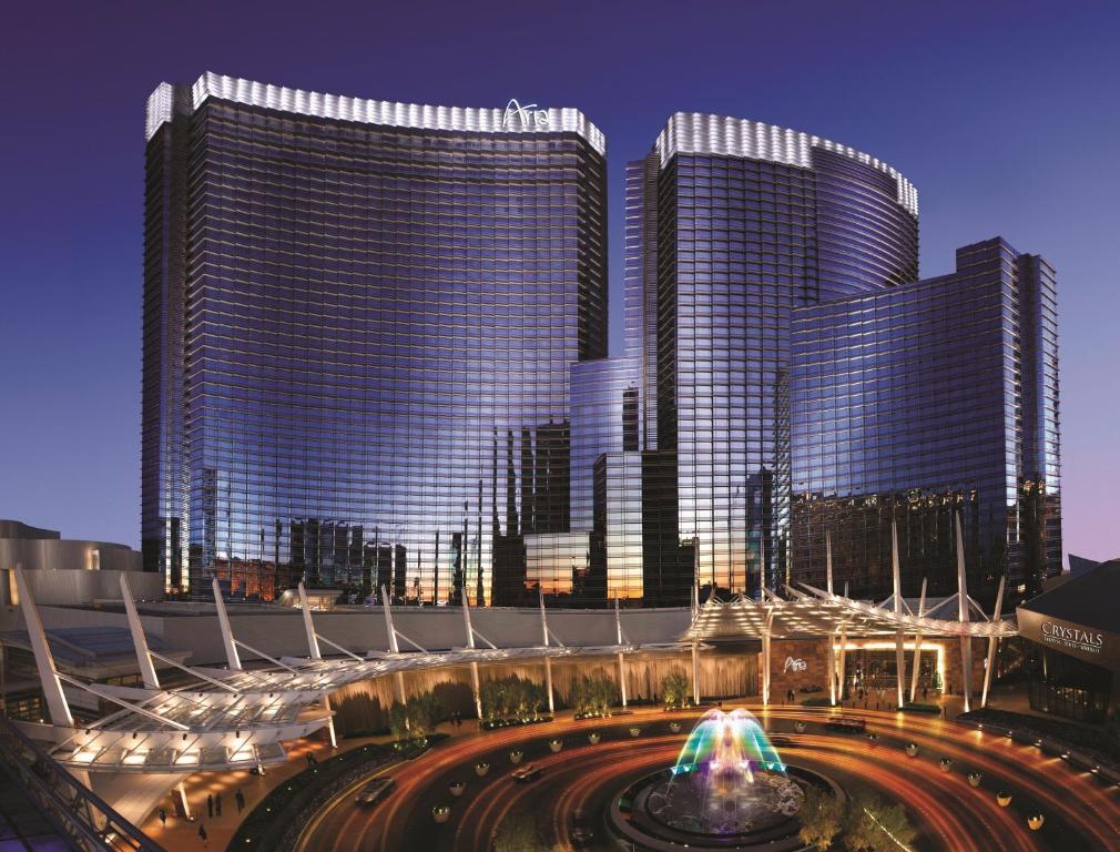 un groupe de grands bâtiments dans une ville la nuit dans l'établissement ARIA Resort & Casino, à Las Vegas