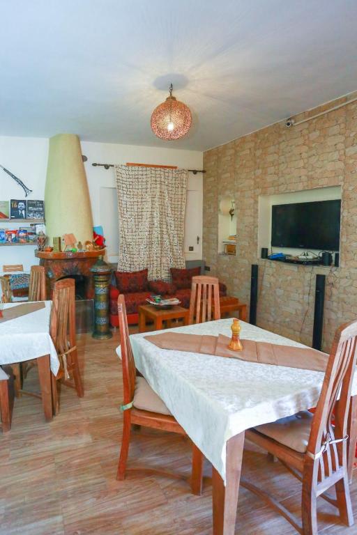 TV a/nebo společenská místnost v ubytování Maison d'hôtes Tinwitchi