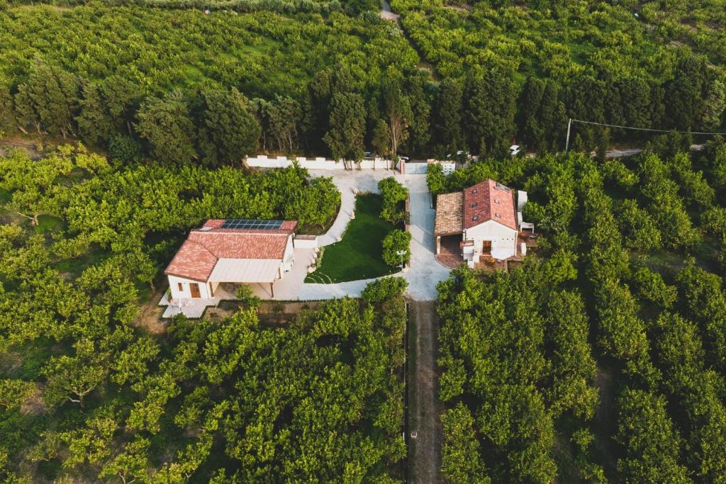 una vista aerea di una casa in una foresta di Il Limoneto Rooms a Terme Vigliatore