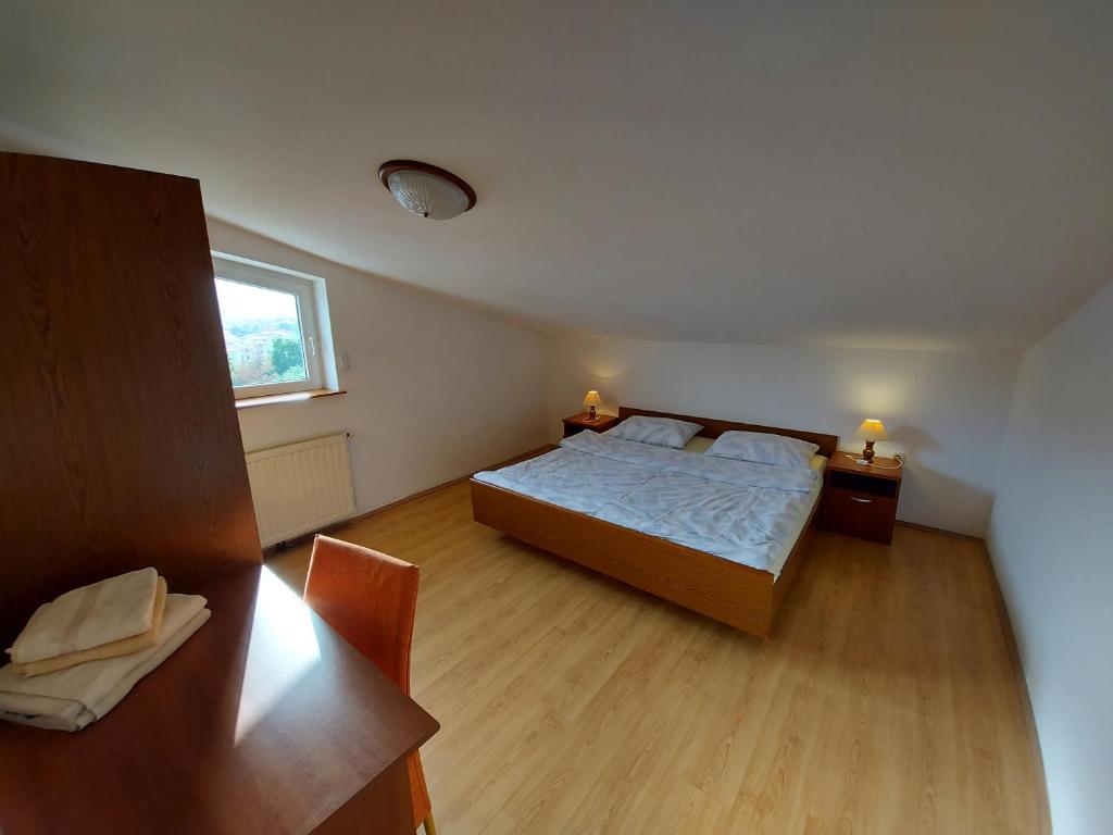 Postel nebo postele na pokoji v ubytování Apartments & Rooms Nensi