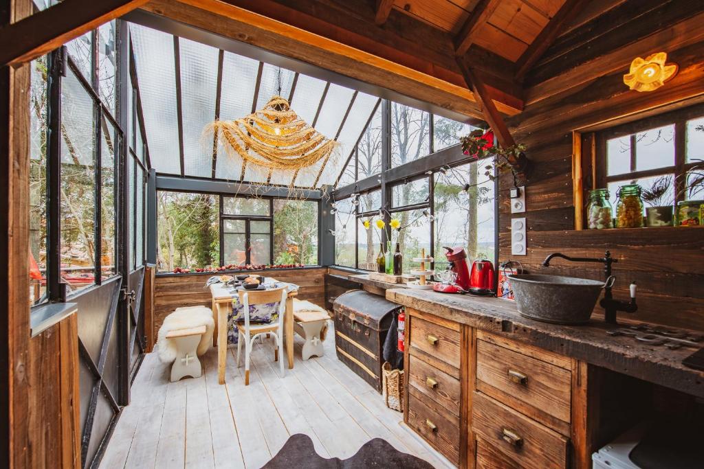 uma cozinha com uma mesa de jantar numa casa em Cabane ForRest Glace, près de Lyon et Clermont em Lay