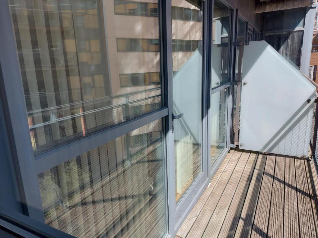 Balkón nebo terasa v ubytování City 2 Bed, 2 Bath, Free Parking & WiFi