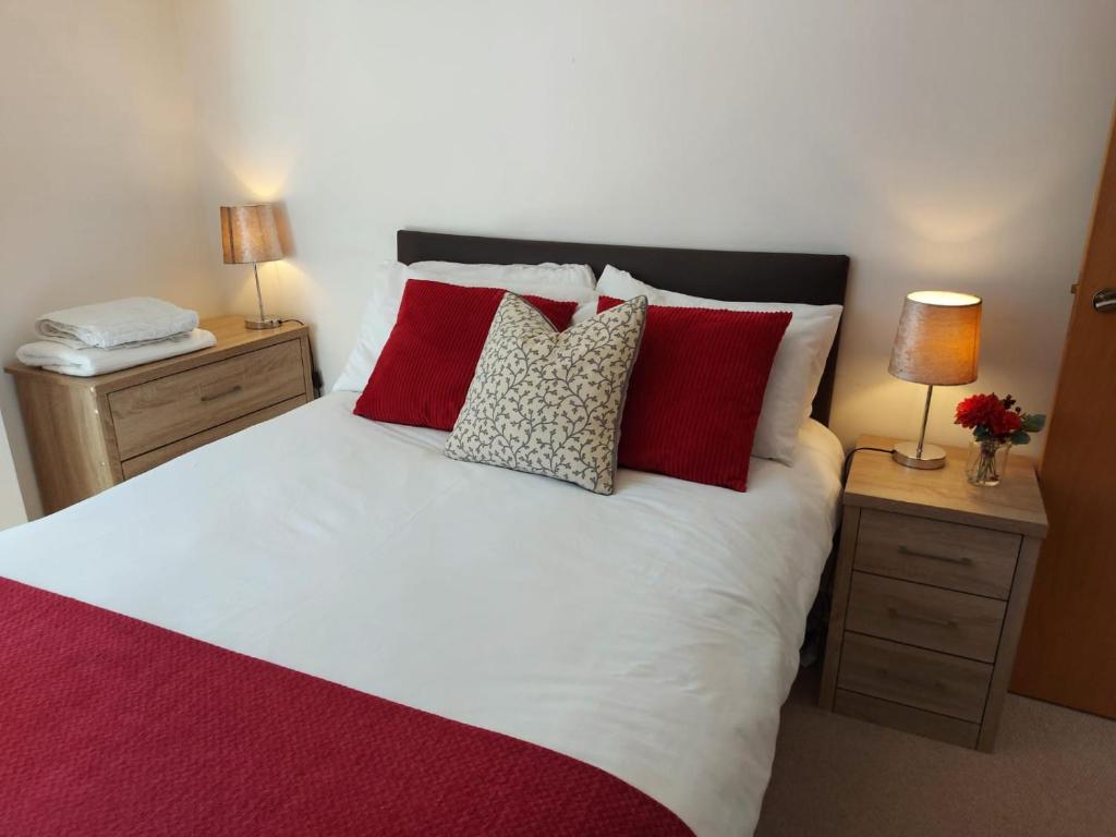 Postel nebo postele na pokoji v ubytování City 2 Bed, 2 Bath, Free Parking & WiFi