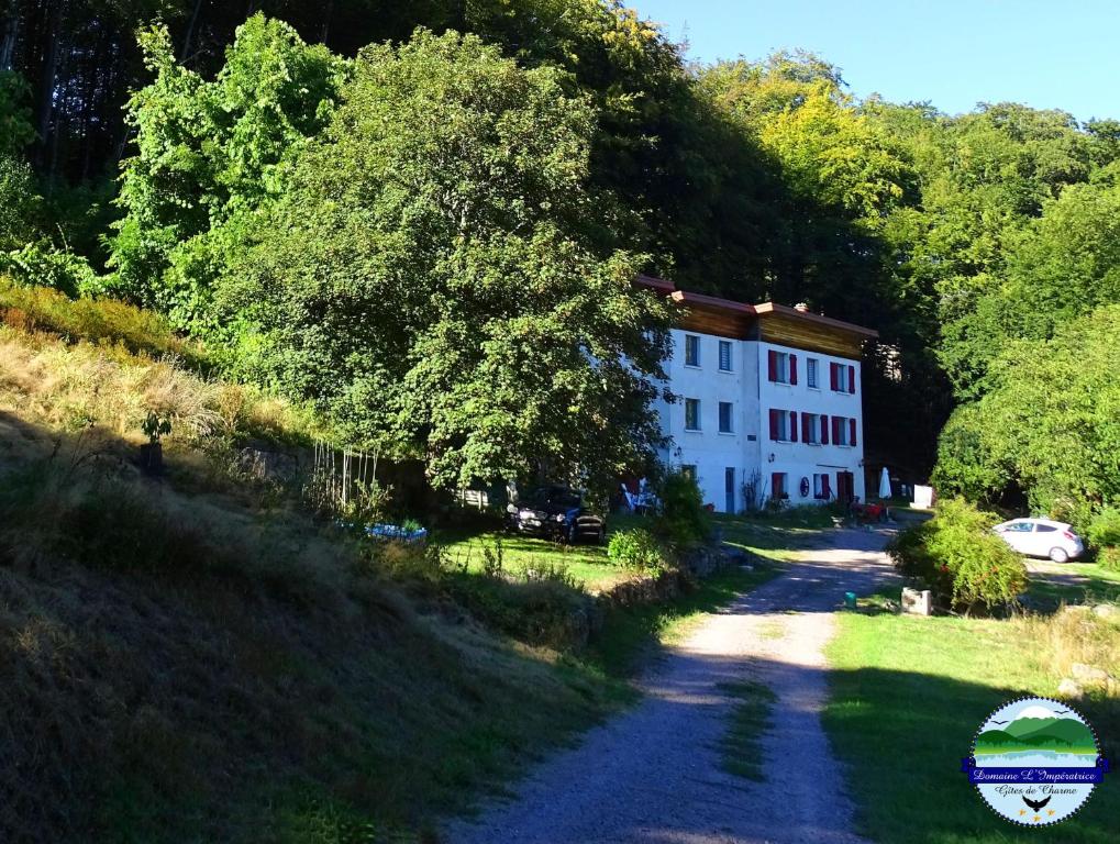 dom na wzgórzu obok polnej drogi w obiekcie Domaine L'Impératrice w mieście Plombières-les-Bains