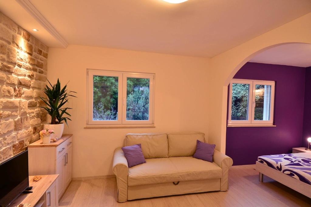 Televízia a/alebo spoločenská miestnosť v ubytovaní Apartment Scents of Dubrovnik
