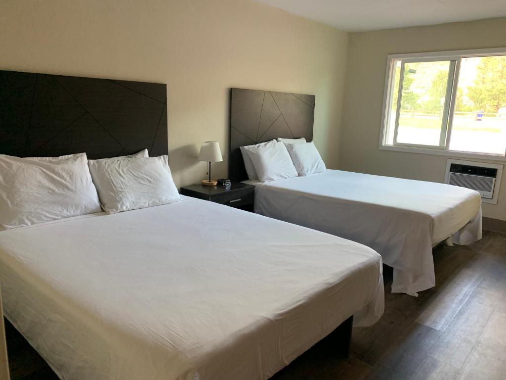 Postel nebo postele na pokoji v ubytování Winthrop Inn