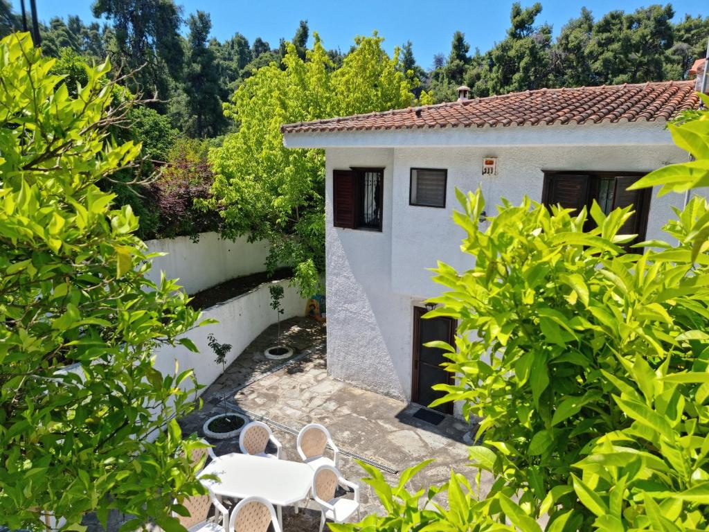 Vonkajšia záhrada v ubytovaní Beachfront Villa 100m from Sea for up to 10 guests