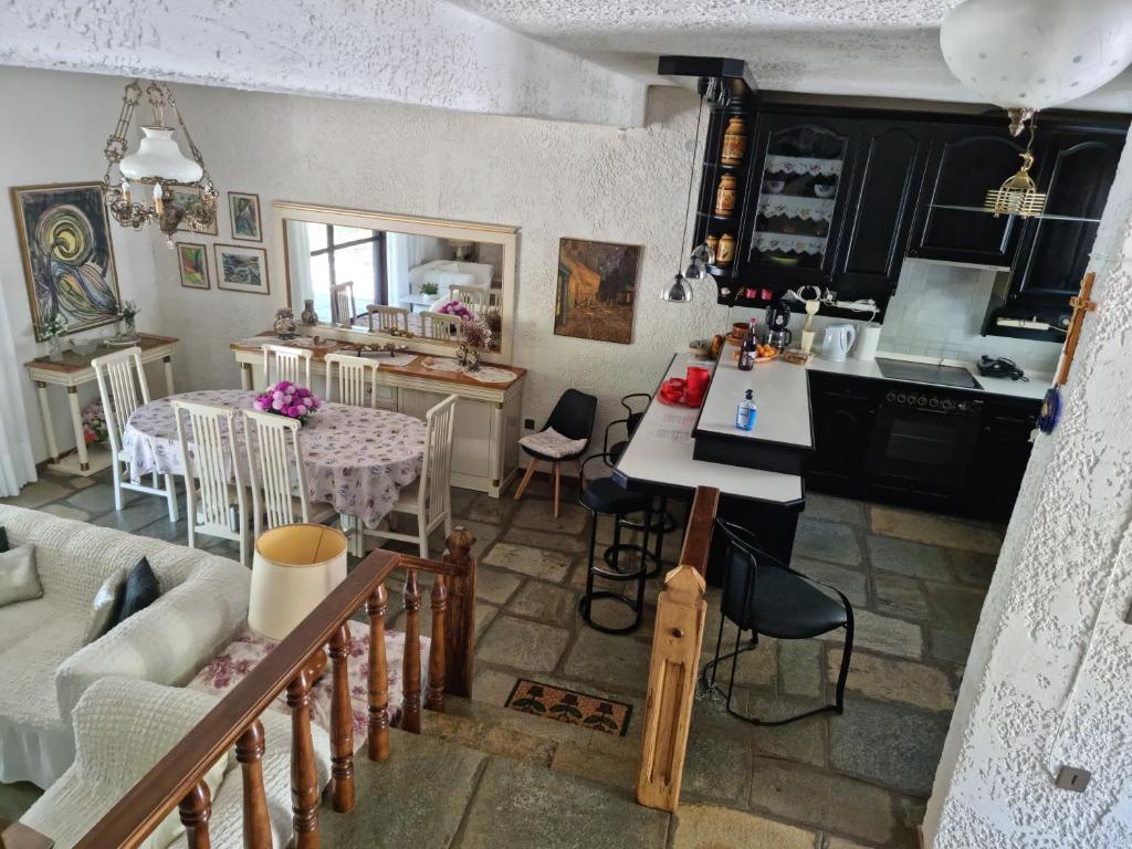Kuchyňa alebo kuchynka v ubytovaní Beachfront Villa 100m from Sea for up to 10 guests