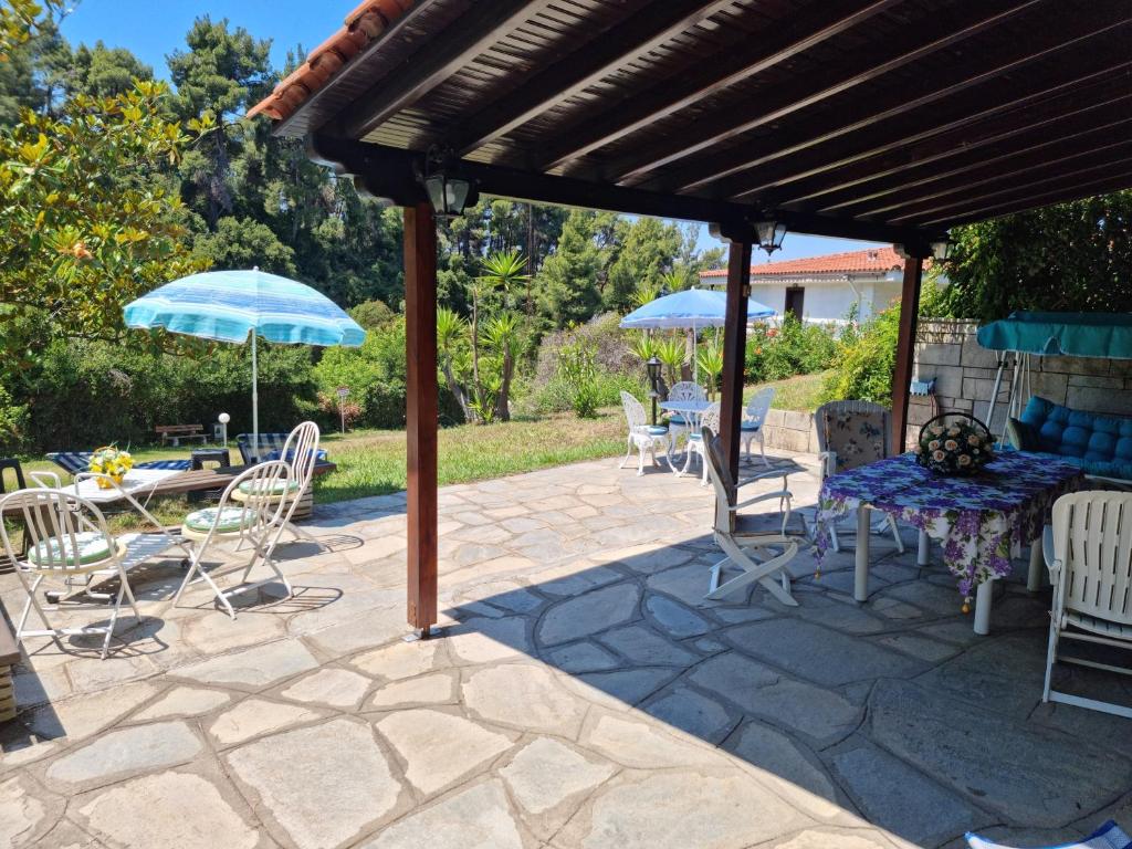 Vonkajšia záhrada v ubytovaní Beachfront Villa 100m from Sea for up to 10 guests