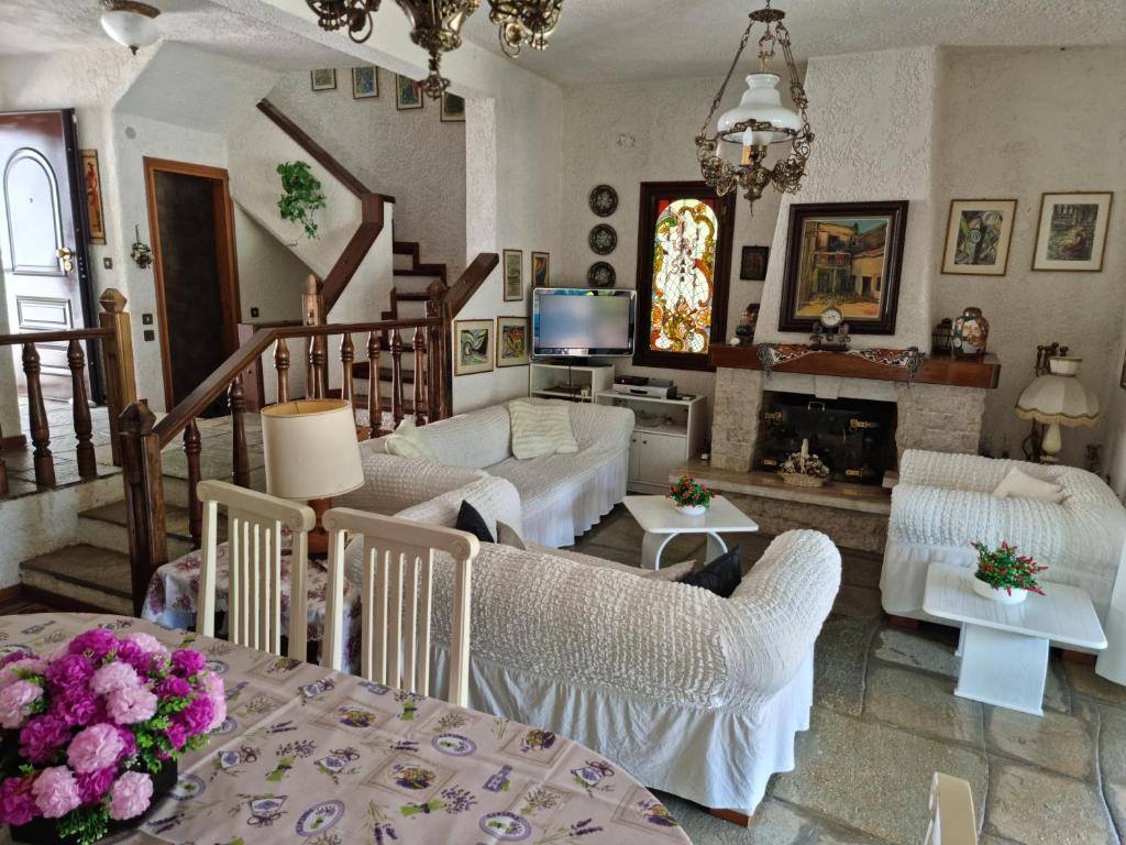 Posedenie v ubytovaní Beachfront Villa 100m from Sea for up to 10 guests