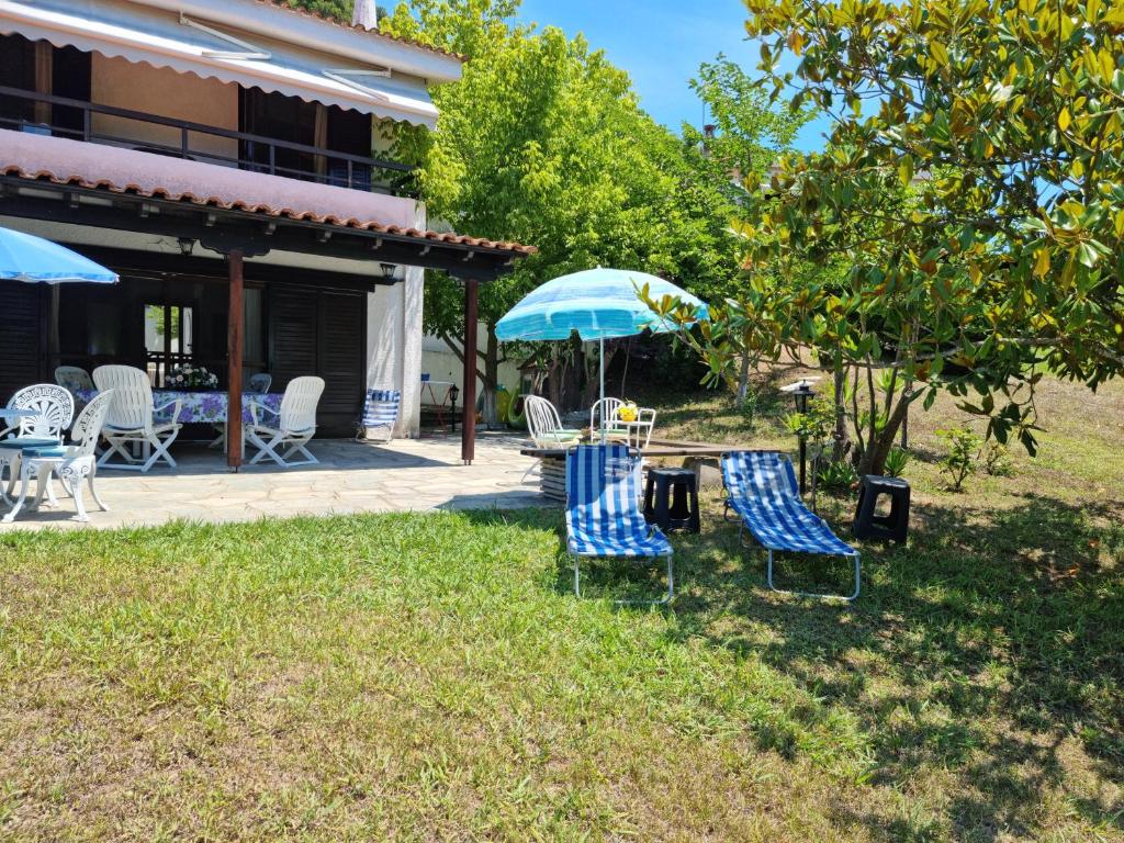 Vonkajšia záhrada v ubytovaní Beachfront Villa 100m from Sea for up to 10 guests
