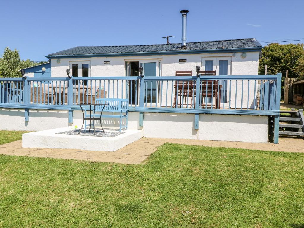 ホリーヘッドにあるHarbour Lightsの青いデッキ(テーブル、椅子付)が備わる家