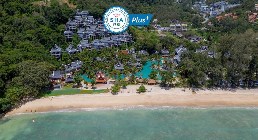 widok z góry na Shilla plus ośrodek w obiekcie Thavorn Beach Village Resort & Spa Phuket w mieście Kamala Beach