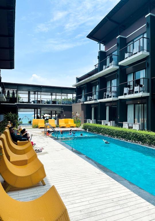 Bazén v ubytování La Lune Beach Resort nebo v jeho okolí