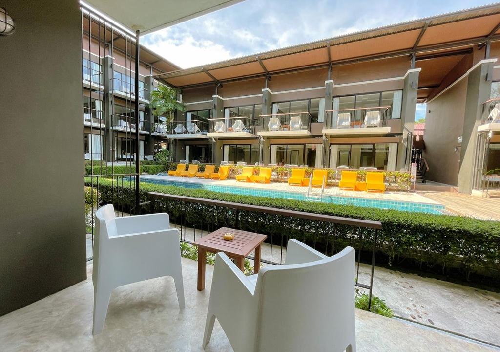 Bazén v ubytování La Lune Beach Resort nebo v jeho okolí