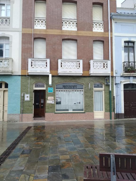 ein Gebäude mit einem Fenster und einem Schild darauf in der Unterkunft HOSTAL RESIDENCIA PRESIDENTE in Ribadeo