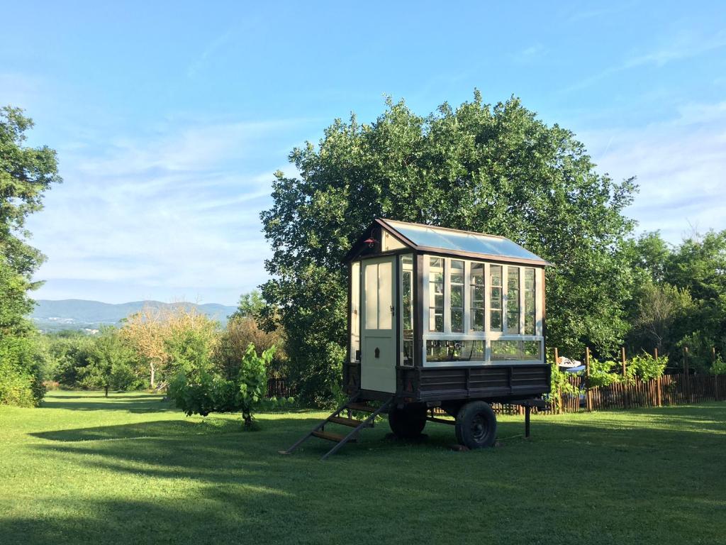 a tiny house on a wheel in a field at Agriturismo Poggio Salvi in Sovicille