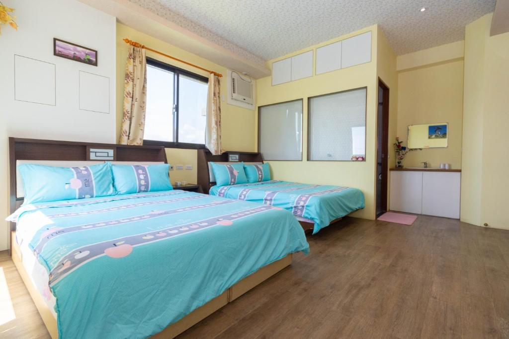 1 dormitorio con 2 camas en una habitación en 曉翠軒親子民宿, en Wujie