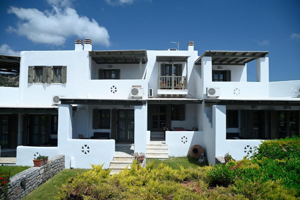 a white house with a yard at To Pithari in Skiros