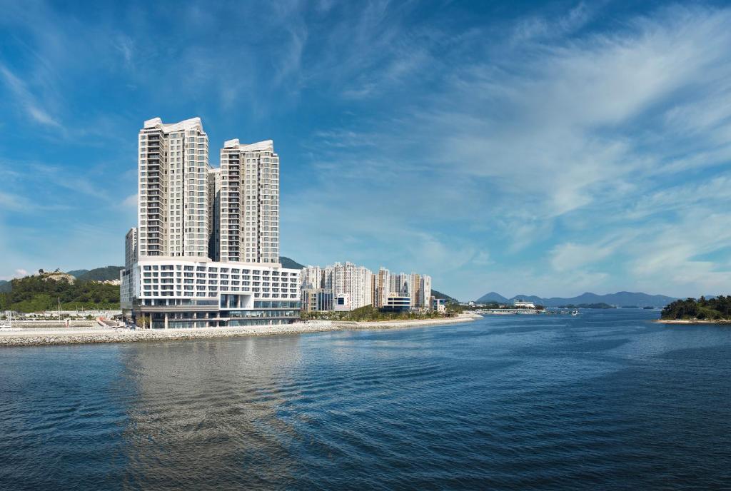een groep hoge gebouwen op het water bij Yeosu Belle Mer in Yeosu