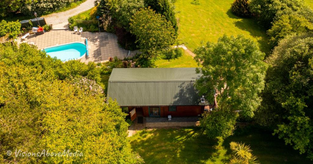 Bazén v ubytování Tudor Lodge with pool & BBQ cabin nebo v jeho okolí