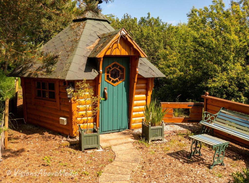 Zahrada ubytování Tudor Lodge with pool & BBQ cabin