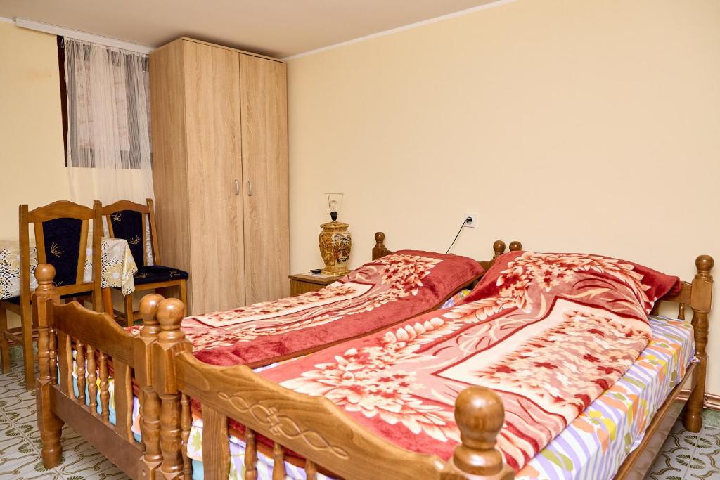 a bedroom with a large bed with a wooden frame at Apartmani Malica in Soko Banja