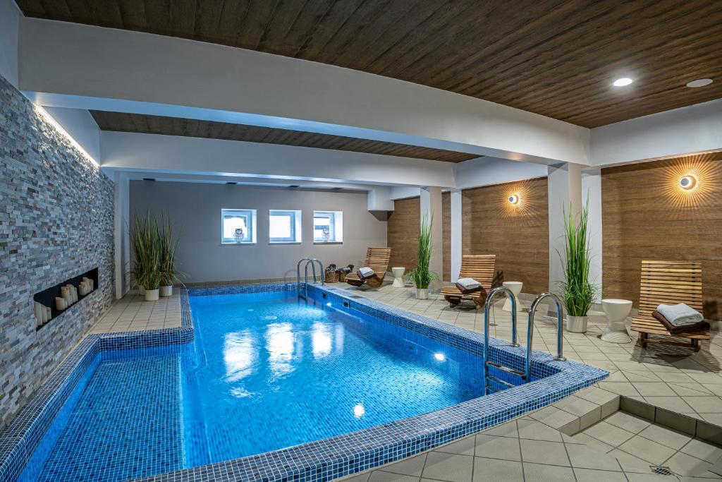 Bazén v ubytování Maxymilian Unique Hotel - Adults Only nebo v jeho okolí