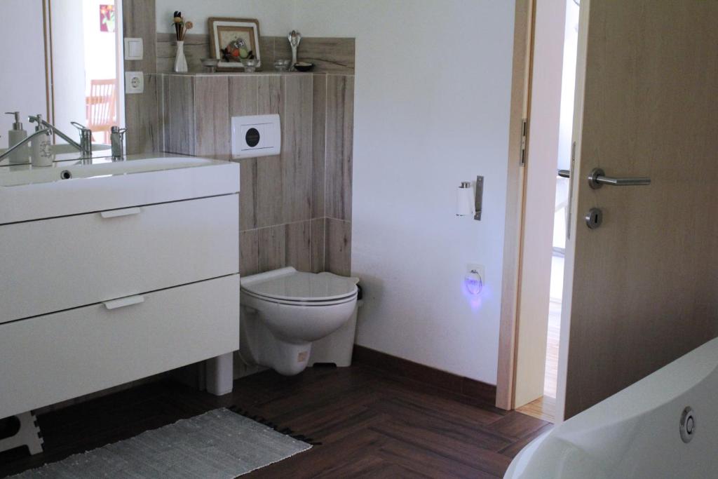 Vannituba majutusasutuses Panorama Glamping Visole