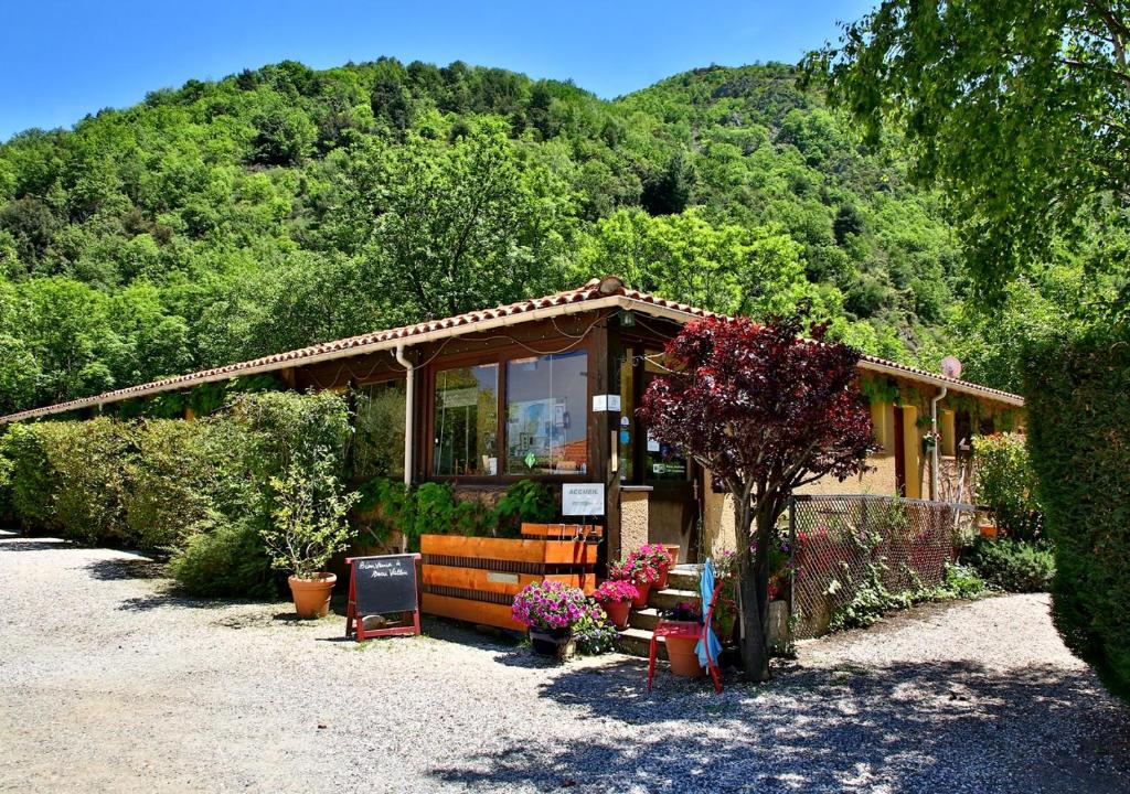 a small house in front of a mountain at Beau Vallon - Gîte et Chambres d'Hôtes Pyrénées-Méditerranée - Pays Catalan in Sahorre