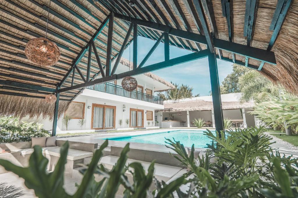 uma vista exterior de uma villa com piscina em Ultra Mint Dive Resort em Panglao