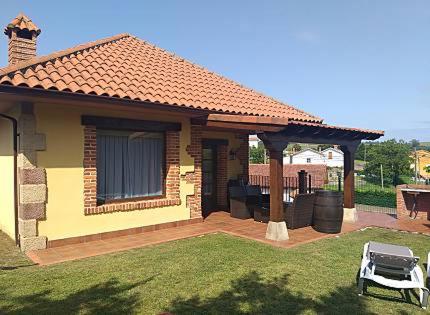 a small house with a pavilion on a yard at LOS LAURELES in Cudón