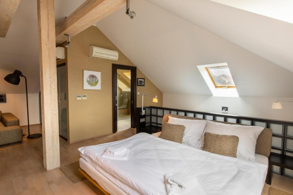Posteľ alebo postele v izbe v ubytovaní Hotel Villa Nečas Žilina