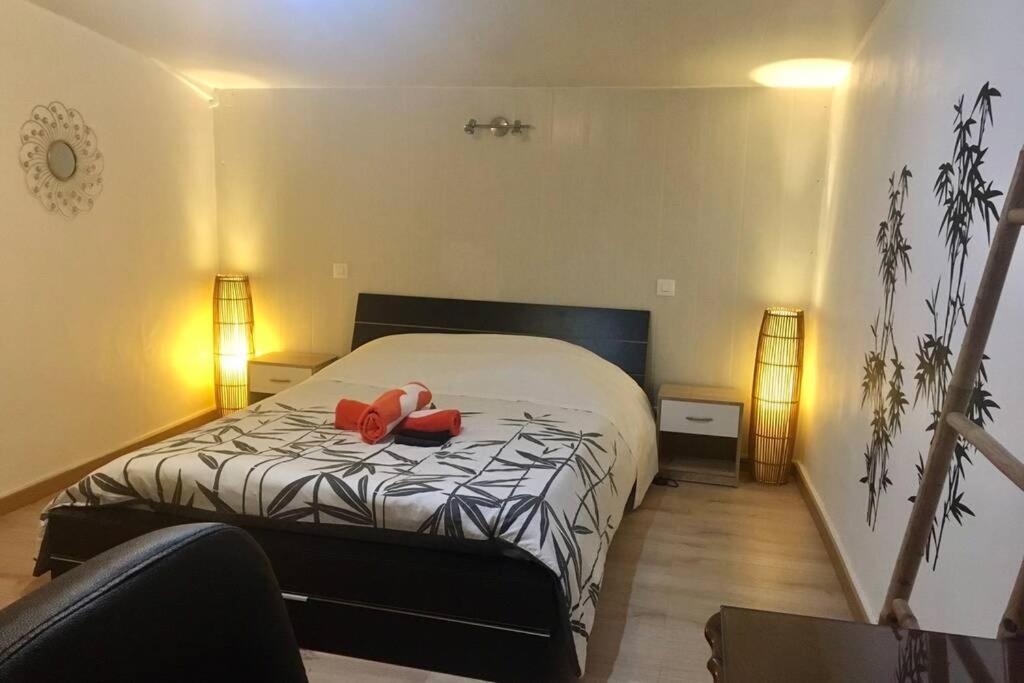 een slaapkamer met een bed met een teddybeer erop bij Magnifique maison 80m² avec extérieur in Saint-Michel-le-Cloucq