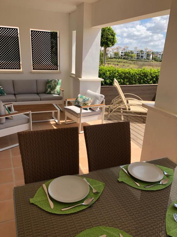 una mesa y sillas con platos encima en Casa El Tonelero, Casa Del Pequeno Tonelero & Casa Del Gran Tonelero - by El Tonelero Ltd, en Sucina