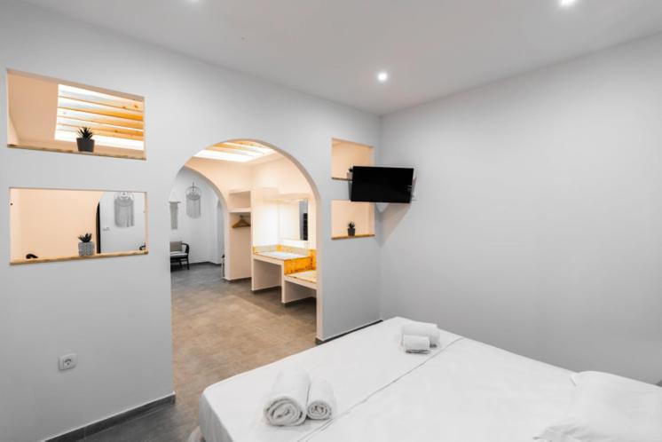 Un pat sau paturi într-o cameră la Vlychada's Diamond Apartments