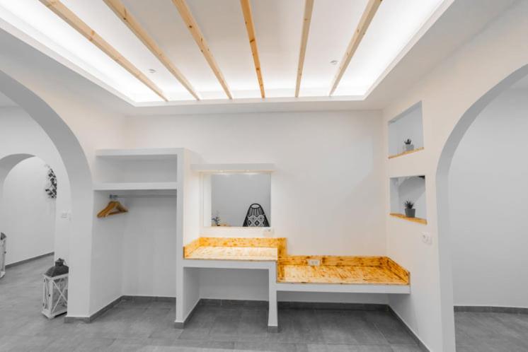 Un pat sau paturi într-o cameră la Vlychada's Diamond Apartments