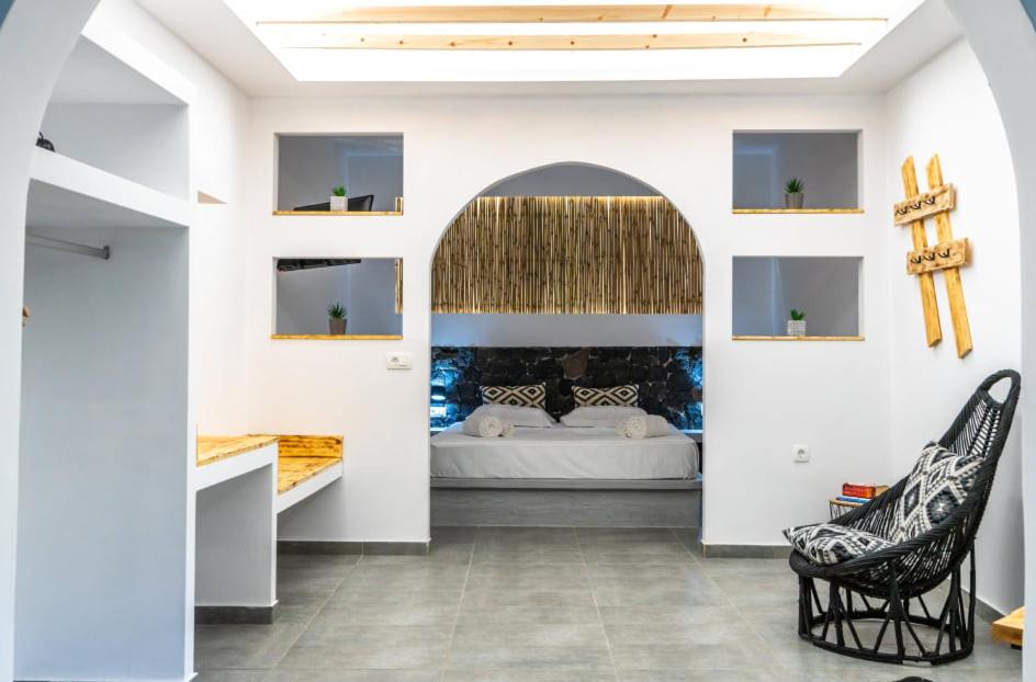 Llit o llits en una habitació de Vlychada's Diamond Apartments