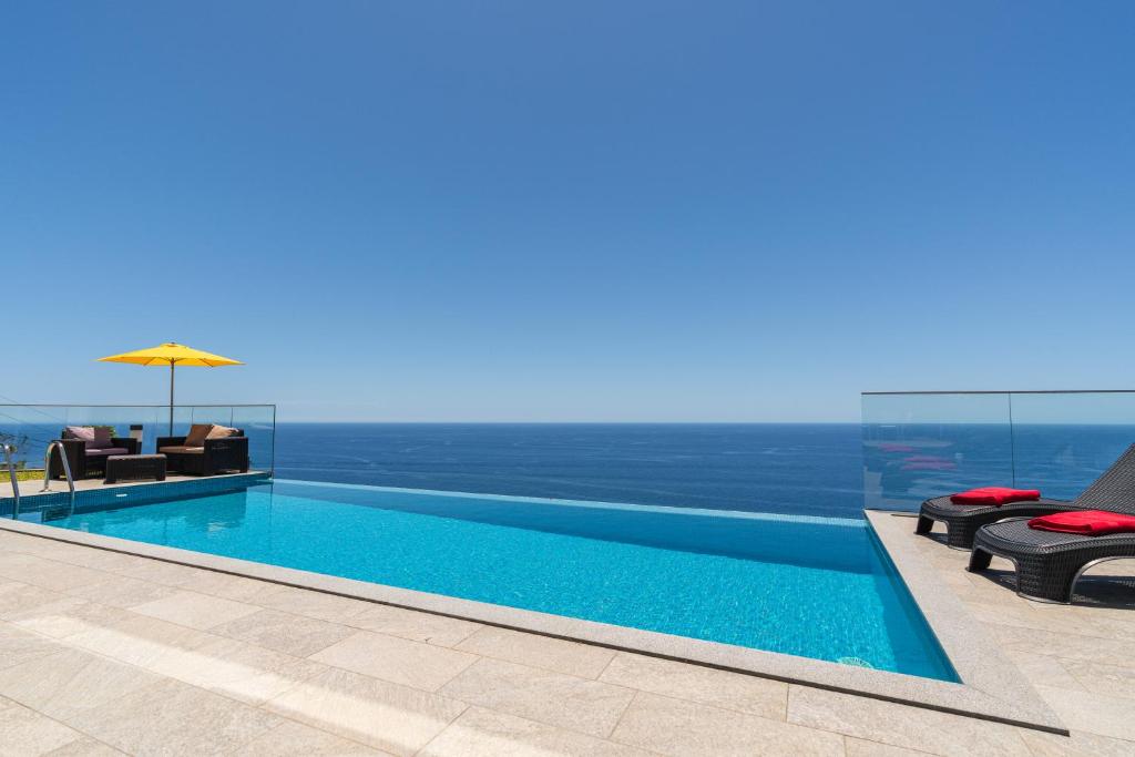 uma piscina com vista para o oceano em Sonho do Oceano em Ribeira Brava