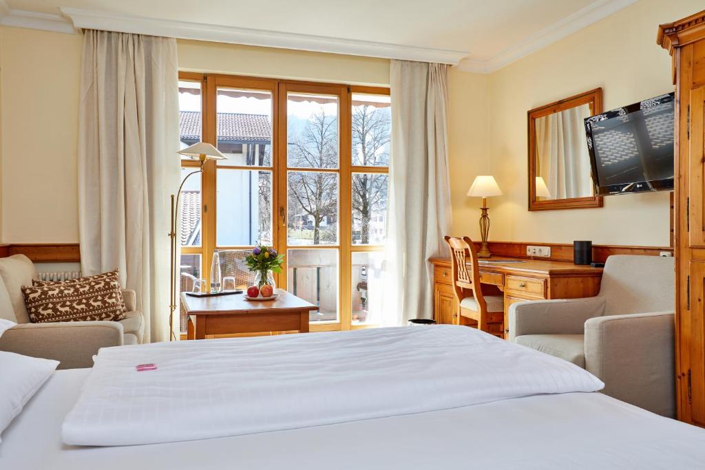 Postel nebo postele na pokoji v ubytování Hotel Zugspitze