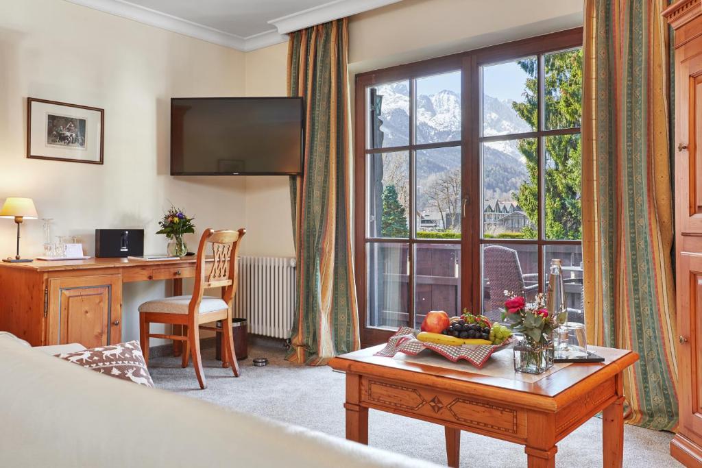 TV a/nebo společenská místnost v ubytování Hotel Zugspitze