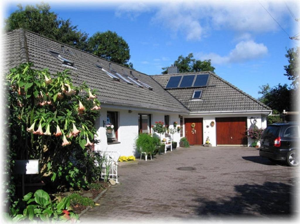 una casa con una macchina parcheggiata di fronte di Ferienwohnung 2 - Leopold a Cuxhaven