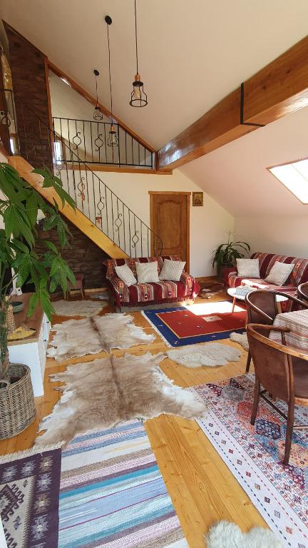 uma sala de estar com uma escada e um sofá em Bran 99 em Bran