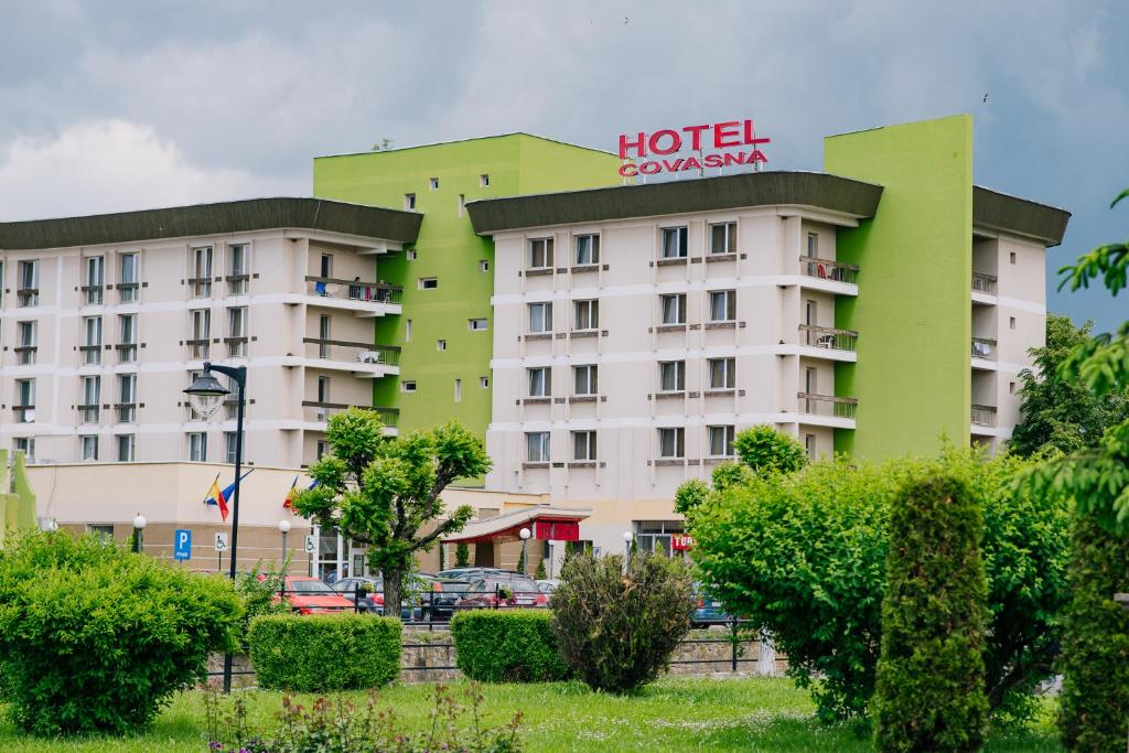 un hotel con un cartel en la parte superior de un edificio en Complex Balnear Covasna, en Covasna