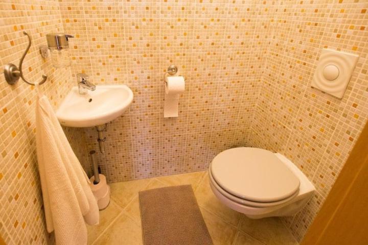 Koupelna v ubytování Cosy Apartment In Budapest Downtown WITH Free Garage Parking