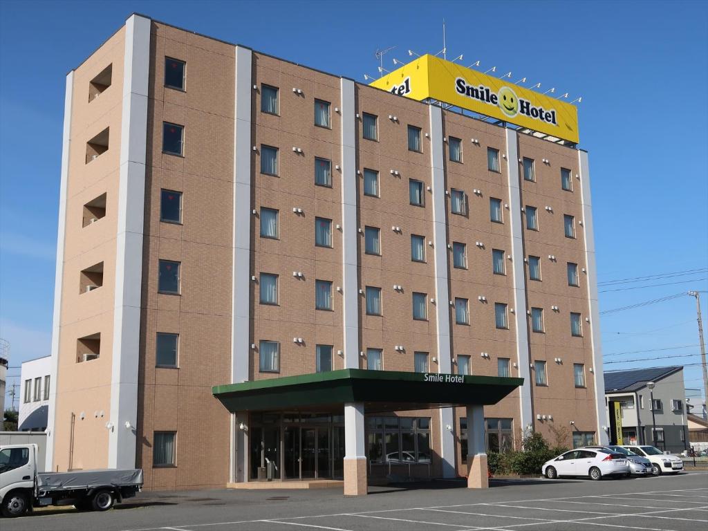un gran edificio con un cartel encima en Smile Hotel Shizuoka Yoshida Inter, en Yoshida