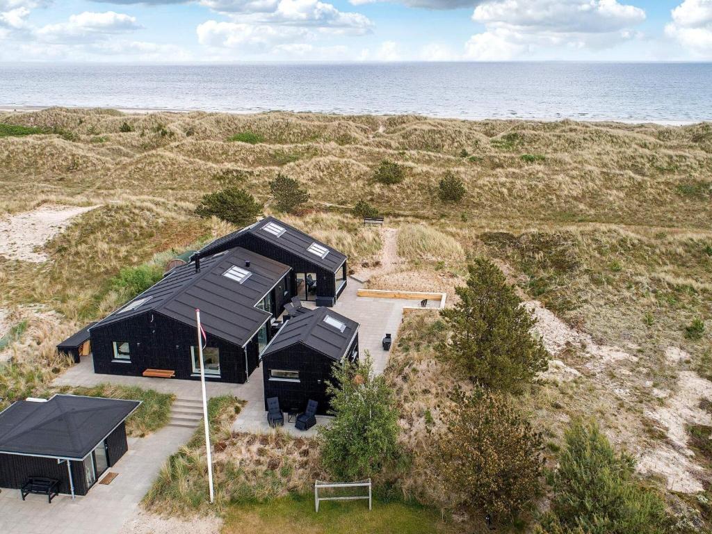 ÅlbækにあるSecluded Holiday Home in Jutland with Terraceの黒屋根の家屋